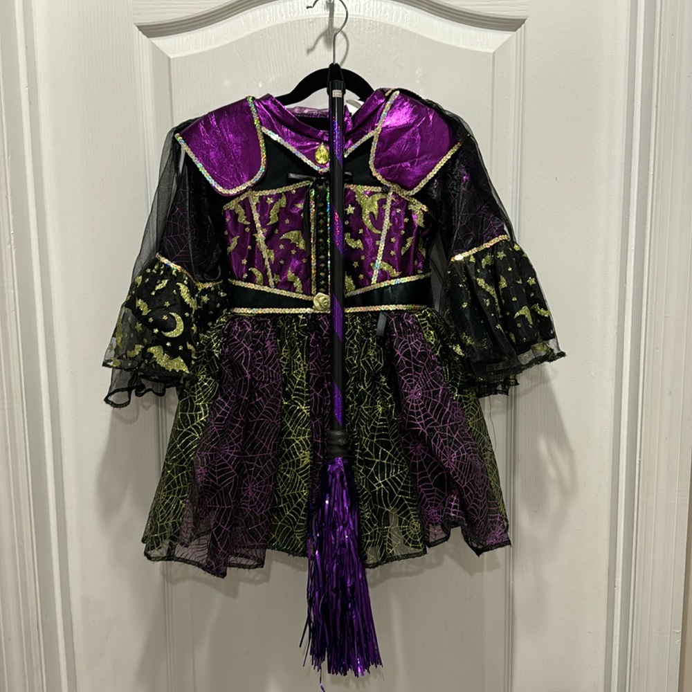 Witch Costume w/ broom, Size 3-4